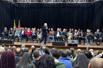 Lula, ao microfone, em São Leopoldo, no anúncio de medidas para o Rio Grande do Sul: evento com palco, autoridades e plateia -  (crédito: Henrique Lessa/CB/DA.Press)
