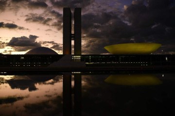 Fachada do Congresso Nacional, a sede das duas Casas do Poder Legislativo brasileiro.

As cúpulas abrigam os plenários da Câmara dos Deputados (côncava) e do Senado Federal (convexa), enquanto que nas duas torres - as mais altas de Brasília - funcionam as áreas administrativas e técnicas que dão suporte ao trabalho legislativo diário das duas instituições. -  (crédito:  Pedro França/Agência Senado)