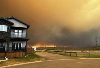 Centenas de incêndios florestais ameaçam cidades no Canadá -  (crédito: KOSAR / @superkosar Twitter account / AFP)