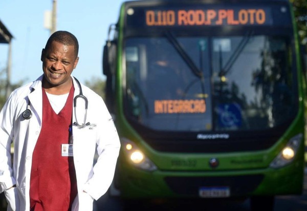 Gilberto Arruda trabalhou seis anos como cobrador para custear os estudos. Ele se forma médico na UnB na próxima sexta-feira -  (crédito:  Marcelo Ferreira/CB/D.A Press)