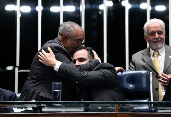 O relator Paulo Paim cumprimenta o presidente do Senado, Rodrigo Pacheco     -  (crédito: Jefferson Rudy/Agência Senado    )