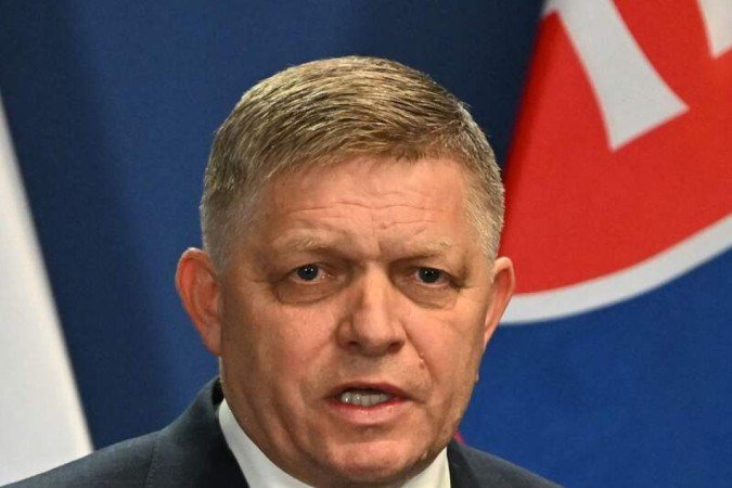  (FILES) Slovakia's Prime Minister Robert Fico gestures as he addresses a press conference with his Hungarian counterpart at Carmelita monastery in Budapest on January 16, 2024. Slovak Prime Minister Robert Fico was on May 15, 2024 shot and hospitalised after a cabinet meeting in the central town of Handlova, local media said. (Photo by ATTILA KISBENEDEK / AFP)
      