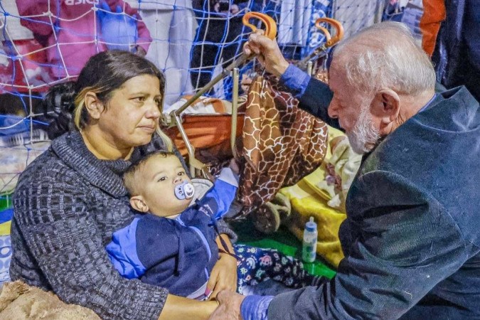 Lula conversou com famílias em um abrigo de São Leopoldo -  (crédito:  RICARDO STUCKERT)