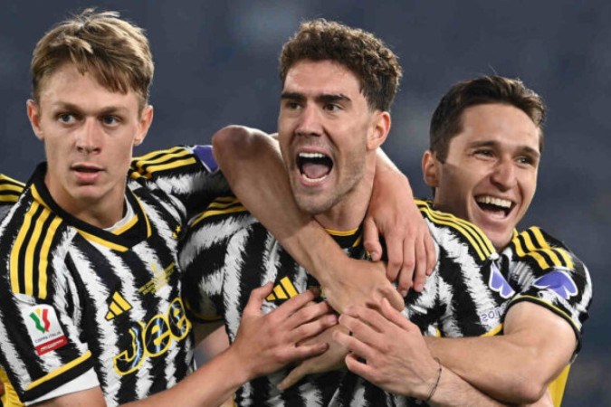 Vlahovic foi o grande destaque na vitória da Juventus sobre a Atalanta - Foto: Isabella Bonotto/AFP via Getty Images -  (crédito: Isabella Bonotto/AFP via Getty Images)