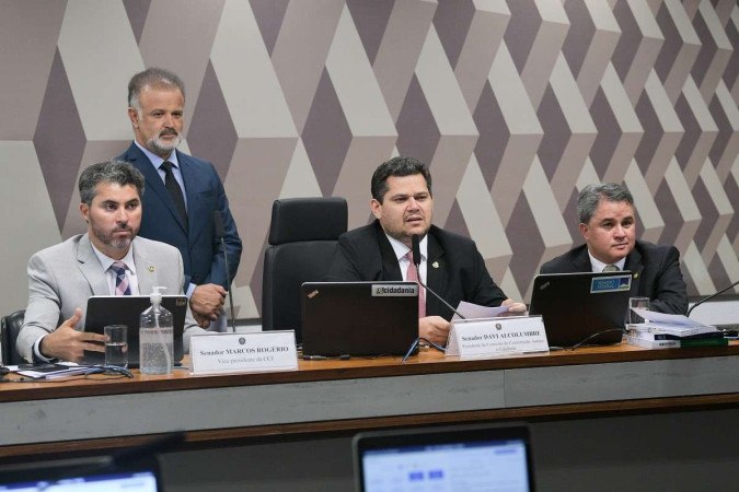 Da esquerda para a direita, vice-presidente da CCJ, senador Marcos Rogério (PL-RO); presidente da CCJ, senador Davi Alcolumbre (União-AP); e senador Efraim Filho (União-PB) -  (crédito: Pedro França/Agência Senado)