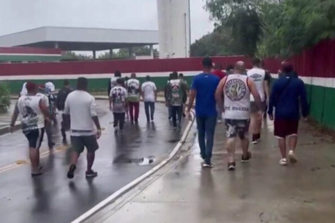 Grupo de torcedores do Fluminense protestam no CT Carlos Castilho -  (crédito:  - Foto: Reprodução de vídeo redes sociais)