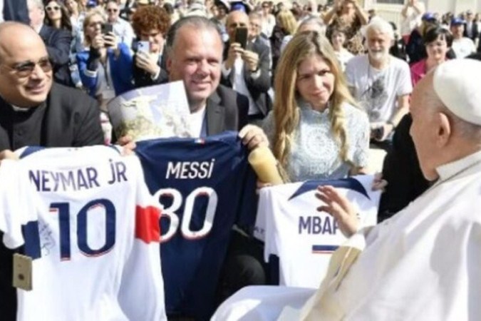 Papa abençoa camisas que serão leiloadas para ajudar o Rio Grande do Sul -  (crédito: Foto: Divulgação/Vatican Media)