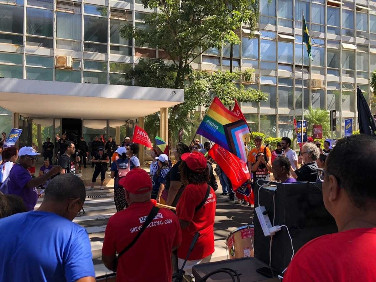 Professores em greve protestam no Ministério da Gestão 