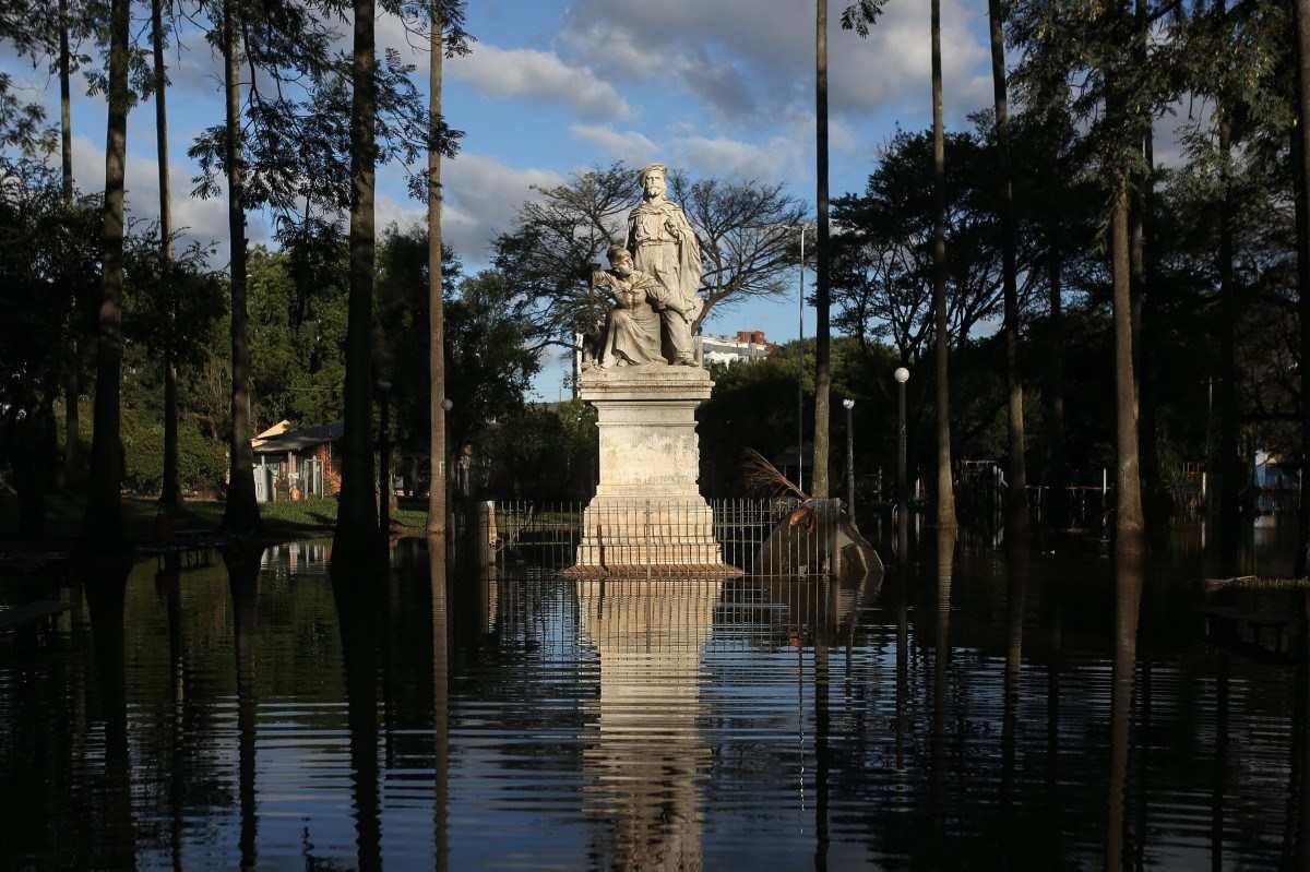 Vista da estátua de José e Anita Garibladi na inundada Praça Garibaldi, no bairro Cidade Baixa, em Porto Alegre, Rio Grande do Sul, Brasil, tirada em 14 de maio de 2024      