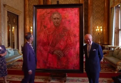 O Palácio de Buckingham divulgou o primeiro retrato oficial do rei Charles III e a pintura está causando polêmica, dividindo opiniões. Com 2,5 X 2,5 metros,  a obra do artista plástico Jonathan Yeo tem pinceladas vermelhas abundantes, que muitos consideram sinistras.  -  (crédito:  Divulgação Royal Pool)