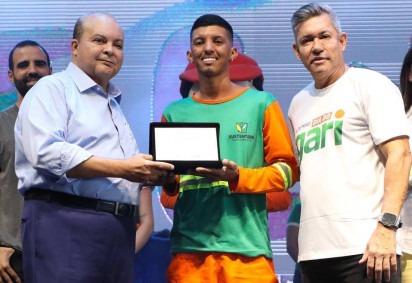 Ibaneis homenageou o profissional de limpeza urbana Renato Santos, campeão mundial de karatê -  (crédito:  Renato Alves)