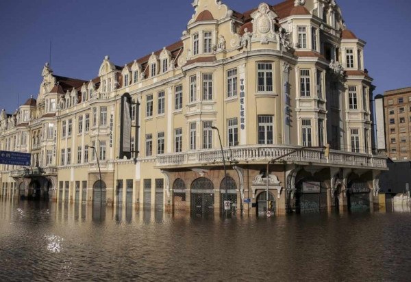 Vista de uma rua inundada no centro histórico da cidade de Porto Alegre, estado do Rio Grande do Sul, Brasil, em 14 de maio de 2024.       -  (crédito: Anselmo Cunha / AFP)