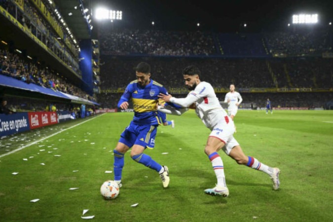 Nicolas Figal (do Boca, de azul) se antecipa e ganha a disputa com Brítez  -  (crédito: Foto: Luis Robayo AFP via Getty Images)