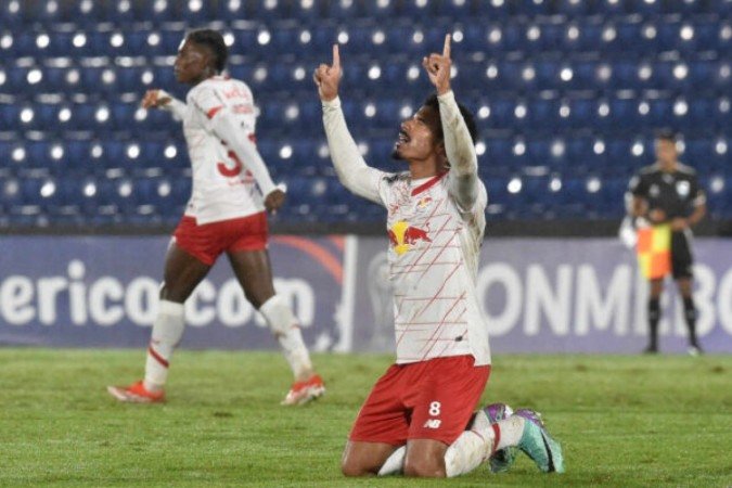 Luan Cândido, do Bragantino, divide bola com Marcelo Ferreira, do Luqueño - (crédito: Foto: Norberto Duarte/AFP via Getty Images) Luan Cândido, do Bragantino, divide bola com Marcelo Ferreira, do Luqueño - (crédito: Foto: Norberto Duarte/AFP via Getty Images)