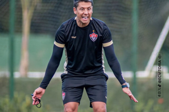 Thiago Carpini em seu primeiro treino no comando do Vitória -  (crédito: Foto: Victor Ferreira/ECV)