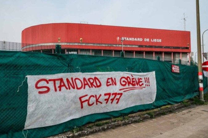 Em protesto realizado em maio, torcida do Standard Liège diz 