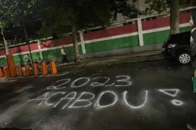 Grupo de torcedores do Fluminense protestam em frente à sede de Laranjeiras  -  (crédito: Foto: Reprodução)