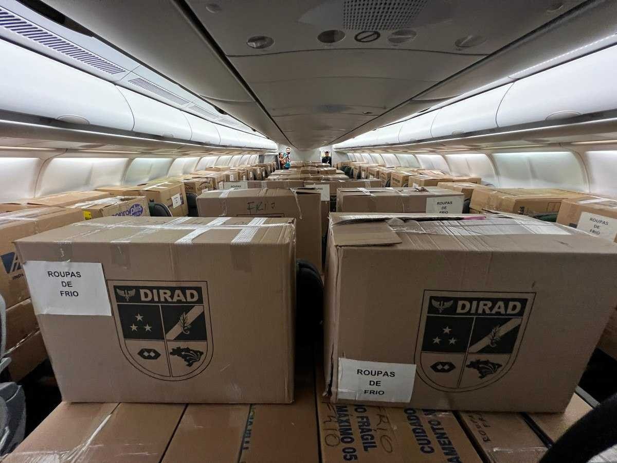 A aeronave KC-30 da FAB foi carregada com 30 toneladas de agasalhos e roupas de frio, além de seis mil cobertores