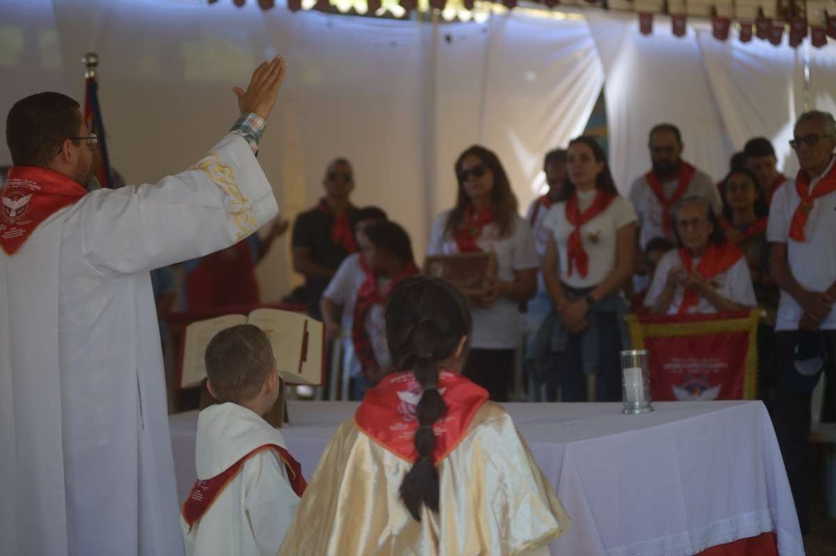 No fim da missa, foliões da Festa do Divino estão prontos para as cantorias no altar