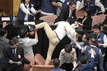Os deputados foram flagrados roubando documentos e escalando uns aos outros e deixando o parlamento em um verdadeiro caos -  (crédito: Sam Yeh / AFP)