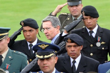 O então presidente Uribe participa de cerimônia militar, em Bogotá, em 22 de maio de 2009: punhos de ferro contra as Farc e elos suspeitos com paramilitares -  (crédito: Rafa Salafranca/AFP)