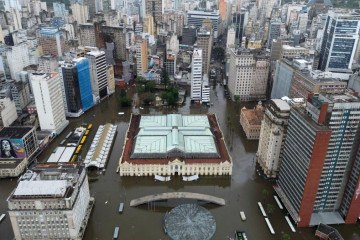 Enchentes prejudicaram aeroporto de Porto Alegre, que foi fechado por tempo indeterminado -  (crédito: Reuters)