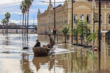 Centro histórico de Porto Alegre alagado em maio deste ano -  (crédito:  Rafa Neddermeyer/Agencia Brasil)