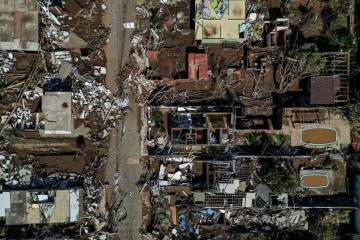 Vista aérea de Arroio do Meio, no Rio Grande do Sul, após a enchente que atingiu o município  -  (crédito: NELSON ALMEIDA / AFP)