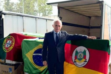 Raimundo Carreiro, embaixador do Brasil em Portugal, ao lado das doações que foram enviadas ao Brasil  -  (crédito: Embaixada do Brasil em Portugal)