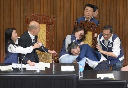 Briga no parlamento de Taiwan -  (crédito: Sam Yeh / AFP)