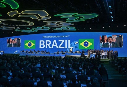  Brazilian Football Association President Ednaldo Rodrigues is surrounded by his delegation as he makes a speech after Brazil wins its bid to host the 2027 Women's World Cup during the 74th FIFA Congress in Bangkok on May 17, 2024. The 74th FIFA Congress is taking place in Bangkok with member associations voting on a range of issues including confirmation of the host nation or nations for the 2027 women's football World Cup. (Photo by Lillian SUWANRUMPHA / AFP)
       -  (crédito: Lillian SUWANRUMPHA/AFP)