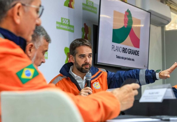 Eduardo Leite durante anúncio do Plano Rio Grande, "focado em reconstruir vida, lugares e o futuro do estado" -  (crédito: Gustavo Mansur/Palácio Piratini)