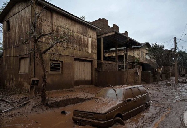 Vista do bairro de São José coberto de lama após as enchentes que atingiram Lajeado, no Rio Grande do Sul -  (crédito: NELSON ALMEIDA / AFP)