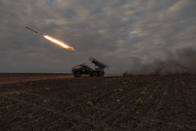 Lançador de foguetes Grad dispara contra posições russas, na região de Kharkiv  -  (crédito: Roman Pilipey/AFP)