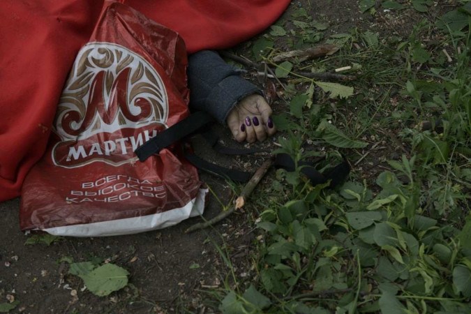 Corpo de mulher morta em bombardeio de Donetsk, região controlada pela Rússia 