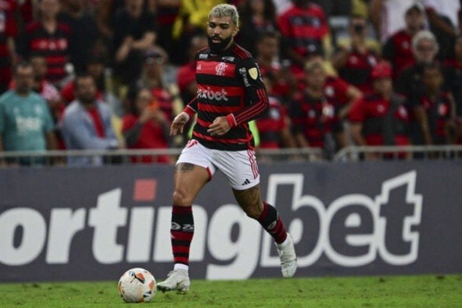 Gabigol em ação contra o Bolívar, seu último jogo com a camisa 10 antes da polêmica -  (crédito: Foto: Pablo Porciuncula/AFP via Getty Images)