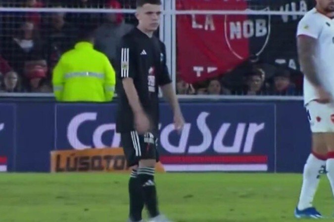 Mateo Apolonio entrou aos 40 minutos do segundo tempo pelo Deportivo Riestra  -  (crédito: - Foto: Reprodução de TV/TyC Sports)