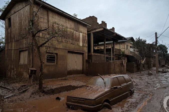 Vista do bairro de São José coberto de lama após as enchentes que atingiram Lajeado, no Rio Grande do Sul -  (crédito: NELSON ALMEIDA / AFP)