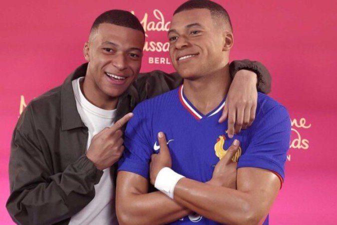TOPSHOT - Paris Saint-Germain's French forward #07 Kylian Mbappe poses as he unveils his one-of-a-kind wax figure in Paris on May 16, 2024. Mbappe's one-of-a-kind wax figure will be taken to Berlin to be exhibited at Madame Tussauds in Berlin. (Photo by FRANCK FIFE / AFP) (Photo by FRANCK FIFE/AFP via Getty Images)
- (crédito: AFP via Getty Images) TOPSHOT - Paris Saint-Germain's French forward #07 Kylian Mbappe poses as he unveils his one-of-a-kind wax figure in Paris on May 16, 2024. Mbappe's one-of-a-kind wax figure will be taken to Berlin to be exhibited at Madame Tussauds in Berlin. (Photo by FRANCK FIFE / AFP) (Photo by FRANCK FIFE/AFP via Getty Images)
- (crédito: AFP via Getty Images)