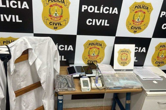 Policias apreenderam com o suspeito provas que confirmam as irregularidades de que é acusado - (crédito: PCDF) Policias apreenderam com o suspeito provas que confirmam as irregularidades de que é acusado - (crédito: PCDF)