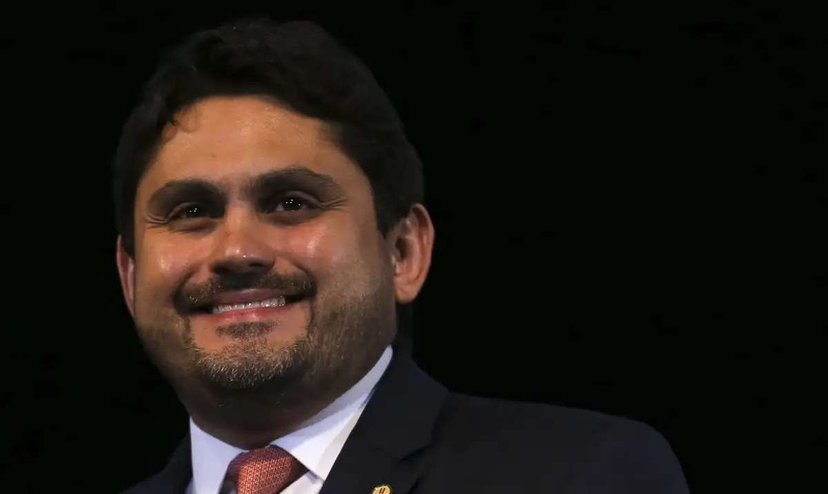Ministro de Lula, Juscelino Filho fica em silêncio durante depoimento à PF