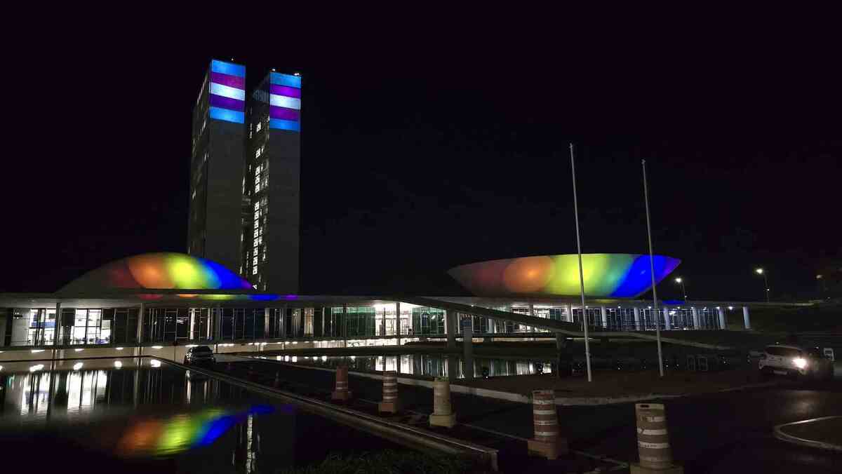 Congresso Nacional é iluminado com as cores da bandeira LGBTQIAP+