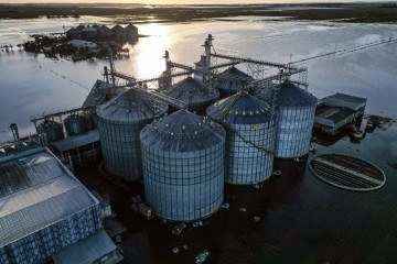 Além de várias plantações ficarem submersas, armazéns de arroz foram alagados em Eldorado do Sul (RS) -  (crédito:  Nelson ALMEIDA/AFP)