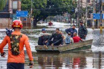 Com Rio mais baixo, se intensificaram os resgates e entregas de mantimentos na região  -  (crédito:  Rafa Neddermeyer/Agência Brasil)