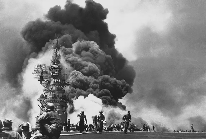 Há 79 anos, no dia 11 de maio de 1945, dois aviões com kamikazes japoneses atacaram o USS Bunker Hill, um porta-aviões da Marinha Americana. 346 pessoas morreram.  -  (crédito: Domínio Público - Wikimédia Commons)