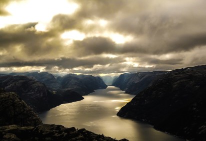 Um dos tesouros naturais da Noruega são os fiordes, cuja beleza no país é tão estonteante que a própria palavra provém do idioma norueguês: fjord -  (crédito: Imagem de Noel Bauza por Pixabay

)