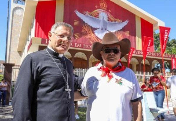 Arcebispo de Brasília, Dom Paulo Cezar, e o governador Ibaneis Rocha (MDB) prestigiam Festa do Divino Espírito Santo  -  (crédito: Agência Brasília )