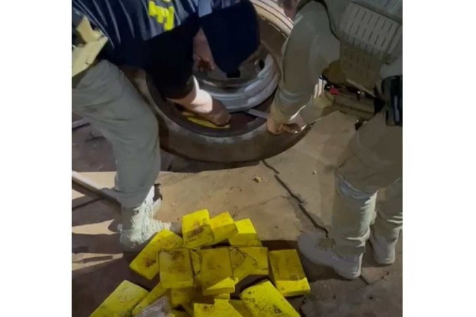 Polícia Rodoviária Federal e Polícia rodoviária estadual apreendem cocaína escondida em pneu de caminhão que levava donativos para o RS -  (crédito: Reprodução PRF)