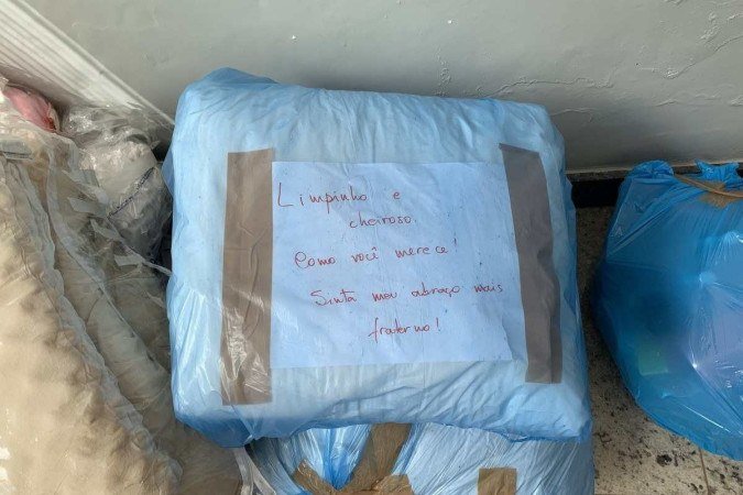 Moradores do condomínio deixam recados de carinho nas doações
