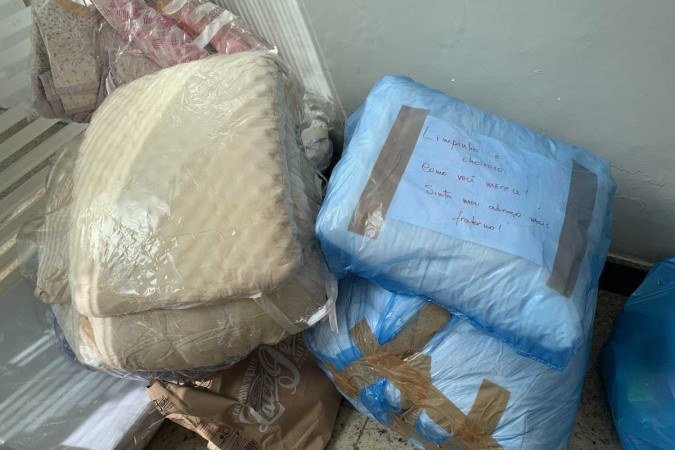 Moradores do condomínio deixam recados de carinho nas doações